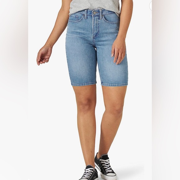 Lee Women's Ultra Lux Mid-Rise Straight Leg Jean Shorts Cloud Índigo Size 14 - Picture 1 of 10